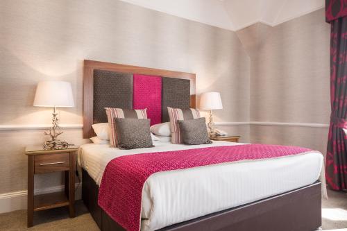 Ένα ή περισσότερα κρεβάτια σε δωμάτιο στο Craigmonie Hotel Inverness by Compass Hospitality