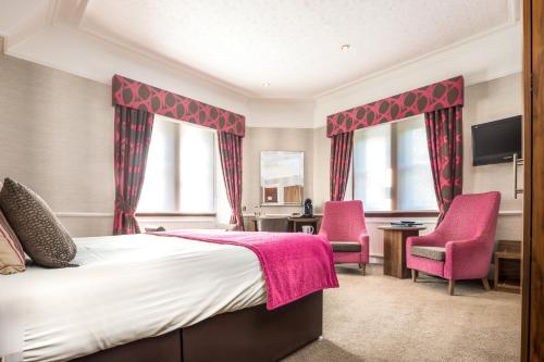 Ένα ή περισσότερα κρεβάτια σε δωμάτιο στο Craigmonie Hotel Inverness by Compass Hospitality