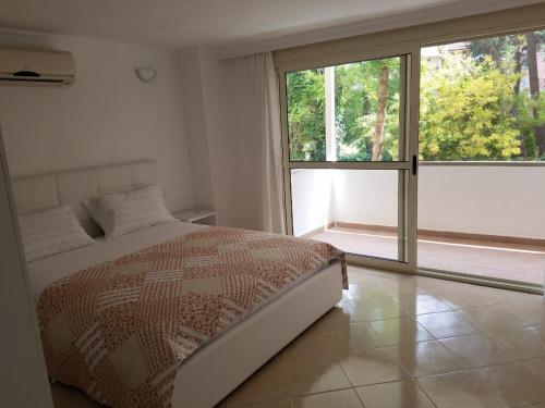 1 dormitorio con cama y ventana grande en Luxury duplex Armand Durres, en Golem