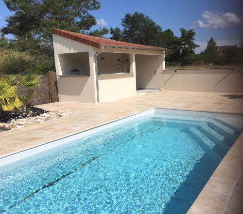 una piscina frente a una casa en La Cigale, en La Ferté-Saint-Cyr