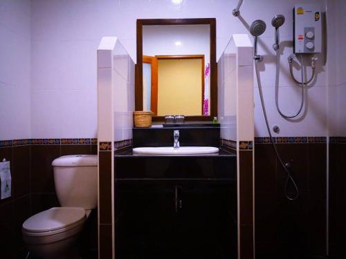 Kylpyhuone majoituspaikassa Khum Nakhon Hotel