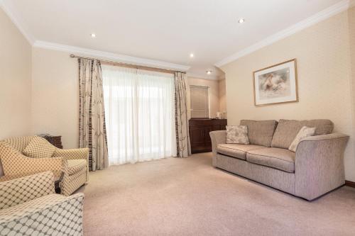 Χώρος καθιστικού στο Craigmonie Hotel Inverness by Compass Hospitality