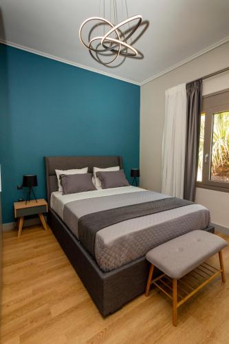 Postel nebo postele na pokoji v ubytování Heraklion chic and minimalistic apartment with sea view