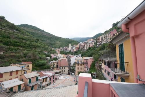 a view of a town with buildings on a hill at Cà de Lelio in Manarola
