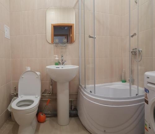 a bathroom with a shower and a toilet and a sink at Однокомнатная на Береговой д.5 с видом на город in Kursk