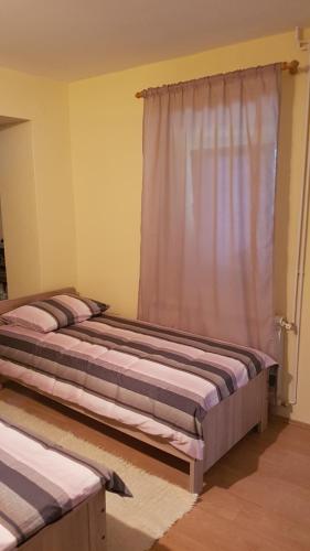 twee bedden in een kamer met een raam bij Apartment Nika in Šibenik