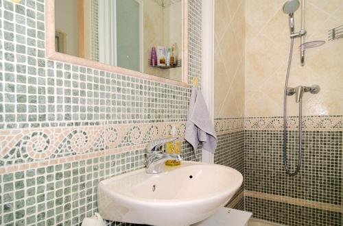 une salle de bain avec un lavabo et une douche dans l'établissement Domaine du Castel, à Aix-en-Provence