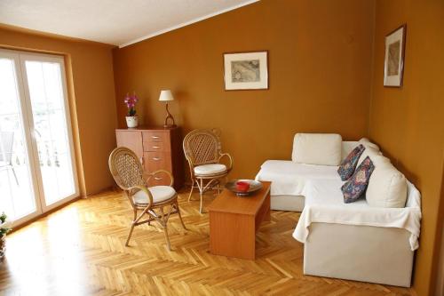 a living room with a bed and a table and chairs at Apartment and Rooms Villa Kolonada in Vodice