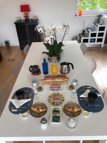 een witte tafel met borden voedsel erop bij les CRAYS de LÉVIGNY in Charnay-lès-Mâcon