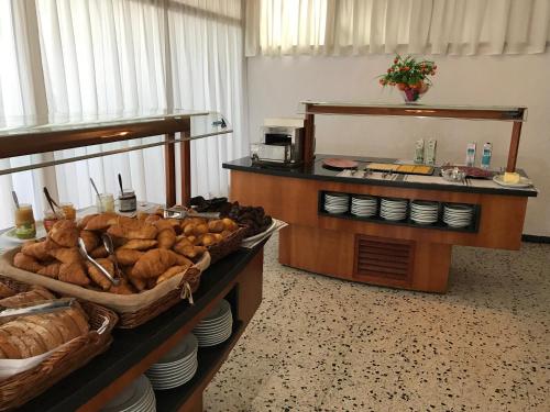 een ontbijtbuffet met brood en andere etenswaren. bij Raco d'en Pepe in Calella
