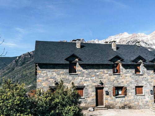 Cozy Holiday Home near Ski Bus in Aragon (Spanje Hoz de Jaca ...