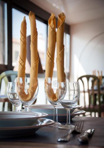 trois verres à vin avec des lapins sur une table dans l'établissement Logis Hôtel Restaurant Mar I Sol, à Saint-Cyprien