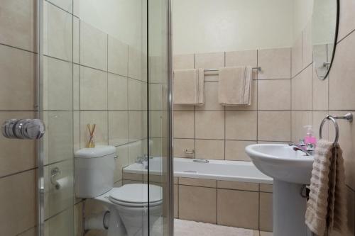 Bilik mandi di La La DaThel Guesthouse