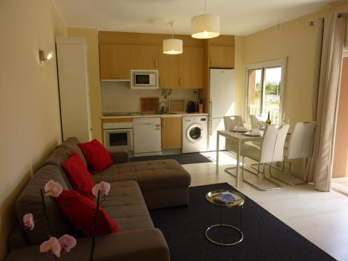 Beach & Sea Apt, Fast WIFI, Airco, Private Parking and Pool