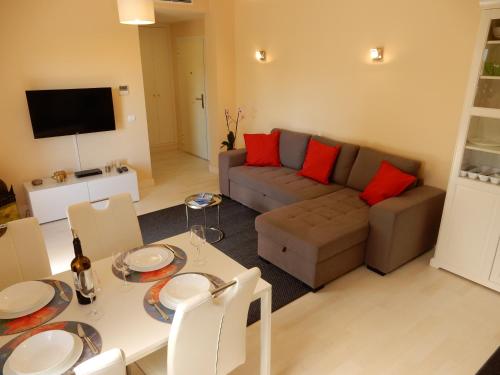 Beach & Sea Apt, Fast WIFI, Airco, Private Parking and Pool