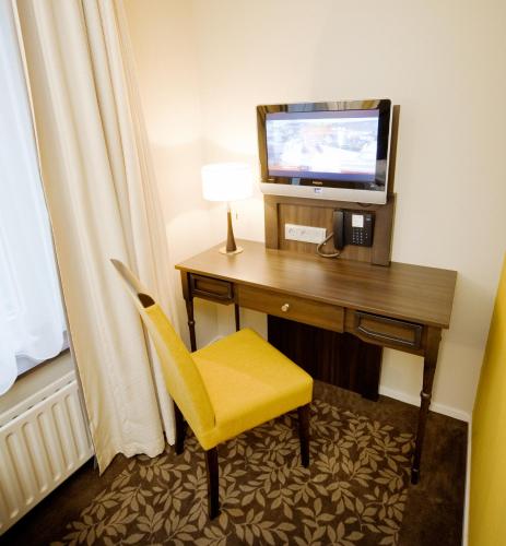 TV a/nebo společenská místnost v ubytování Hotel Van Walsum