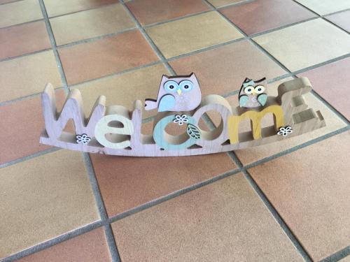 Twee uilen in een bord op een tegelvloer. bij Zeitreise-Ferienhaus in Baden