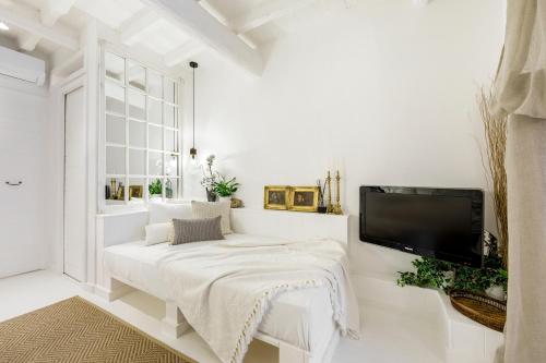 Trastevere Gem Cozy Light-filled Retreat
