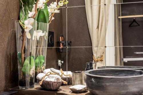 Bathroom sa Trastevere Luxury&Charming Loft with Courtyard