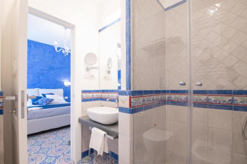 Ett badrum på Valle d'Amalfi Suites