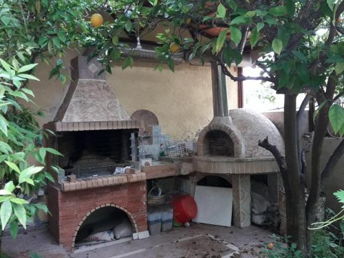 a model of a kitchen with an outdoor oven at VLASSIS APTS -ΜΕΛΙΔΟΝΙ-ΔΙΑΜΕΡΙΣΜΑ ΒΑΣΙΛΙΚΗ in Melidhónion
