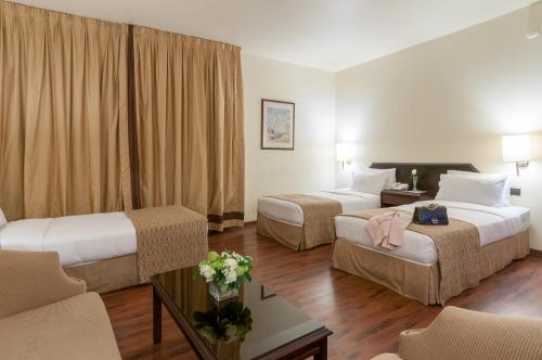 Postel nebo postele na pokoji v ubytování Le Commodore Hotel