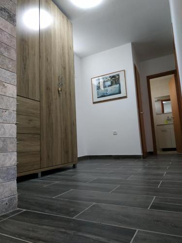 - un couloir avec une armoire en bois et du carrelage dans l'établissement lake view, à Tibériade