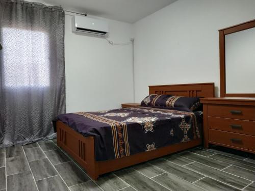 - une chambre avec un lit et une commode dans l'établissement lake view, à Tibériade