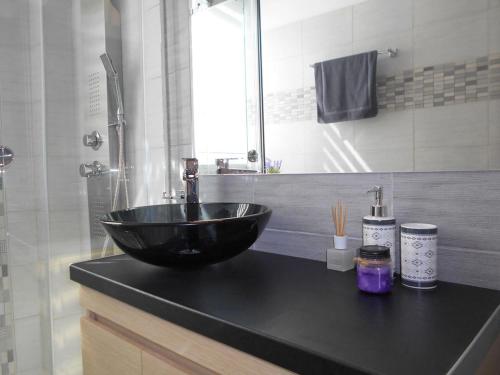 un baño con lavabo de tazón negro en una encimera en MiCasa SuCasa / Heart of Athens / Brand-New superlux en Atenas