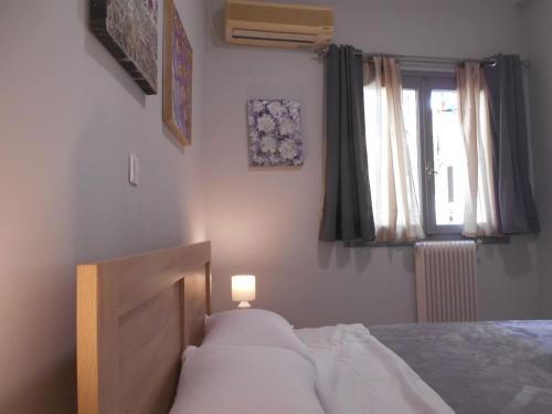 Koukaki-comfy with a balcony apt.