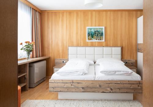 Łóżko lub łóżka w pokoju w obiekcie Gästehaus Frischhut