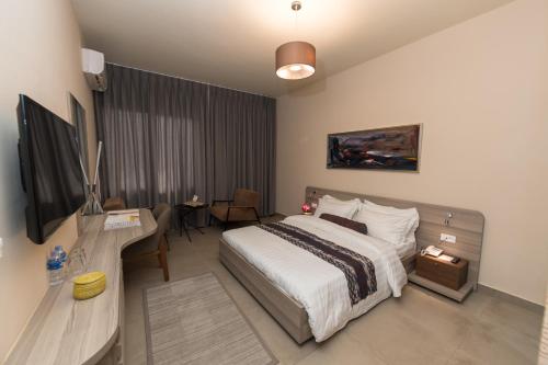 TV a/nebo společenská místnost v ubytování Roots Hotel Apartments Abidjan