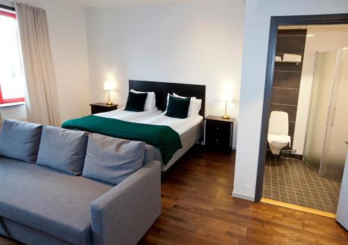 a hotel room with a bed and a couch at Rasta Grums in Grums