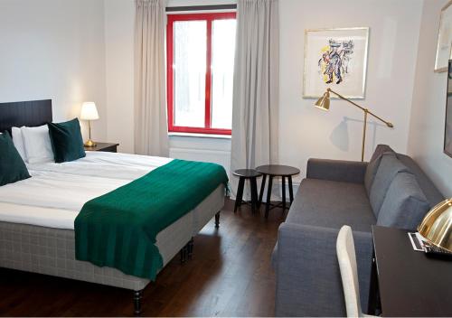 a hotel room with a bed and a couch at Rasta Grums in Grums