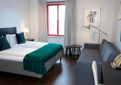 a hotel room with a bed and a couch at Rasta Grums in Grums