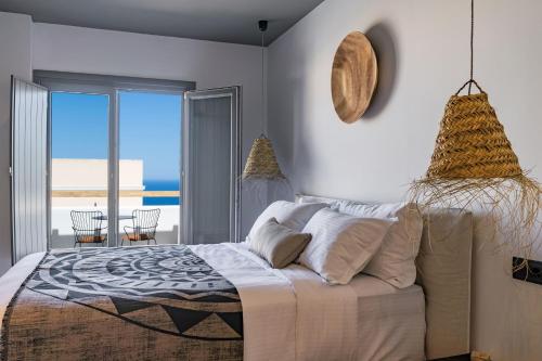 Postel nebo postele na pokoji v ubytování Lemon Suites Santorini