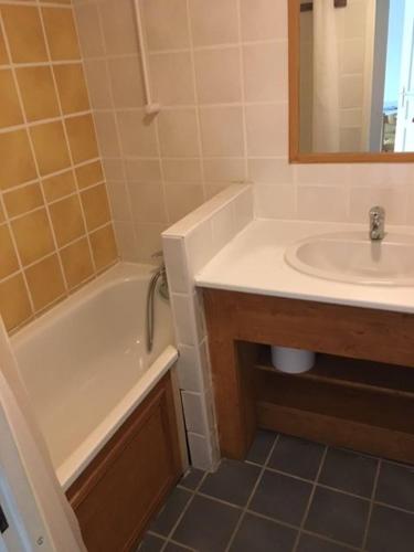 Salle de bains dans l'établissement Appartement 4 personnes avec piscine, wifi, garage