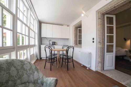 a kitchen with a table and chairs in a room at Inferniño Apartments in Santiago de Compostela