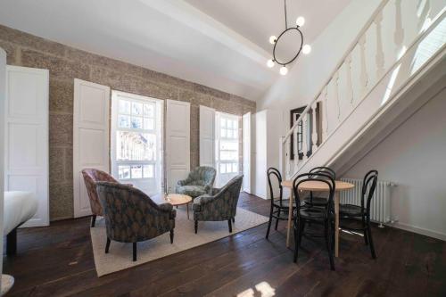 a living room with chairs and a table at Inferniño Apartments in Santiago de Compostela