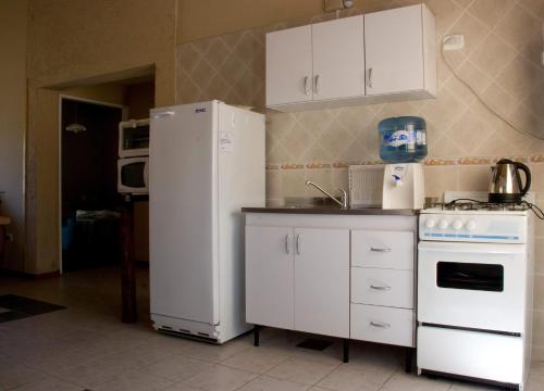卡雀歐塔的住宿－Aguilas de Piedra，厨房配有白色冰箱和炉灶。