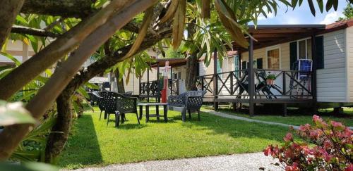 een tuin met stoelen en een tafel op een huis bij Camping Parisi in Baveno