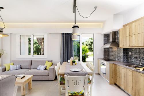 Dapur atau dapur kecil di IRIDA Guesthouse by the Pool