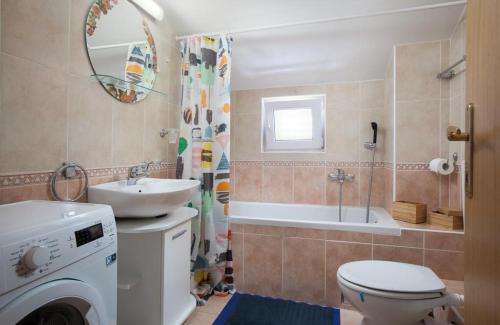 ein Badezimmer mit einem Waschbecken, einem WC und einer Badewanne in der Unterkunft Litorian in Makarska