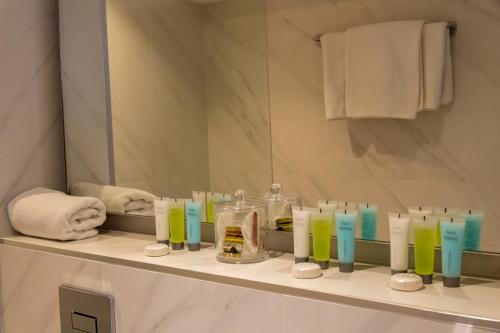 bagno con mensola, candele e specchio di Pefkos City Hotel a Limassol