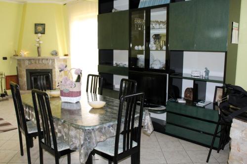 a dining room with a table and chairs and a fireplace at Le Ali del Vento in Cairano