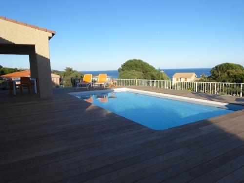 - une piscine sur une terrasse avec vue sur l'océan dans l'établissement Residence Monte Cristo, à Sainte-Lucie de Porto-Vecchio