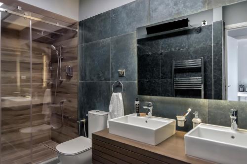 uma casa de banho com um lavatório, um WC e um chuveiro em Amazing Seafront Apartment Athens Riviera em Atenas