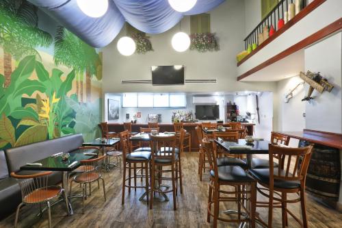 San Juan Airport Hotel tesisinde bir restoran veya yemek mekanı