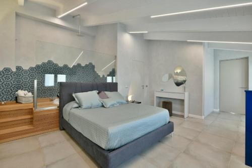 Un pat sau paturi într-o cameră la Amnis suites