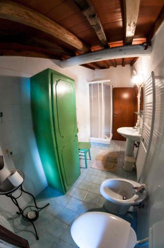 a bathroom with two toilets and a green cabinet at Agriturismo Corboli in Vernio